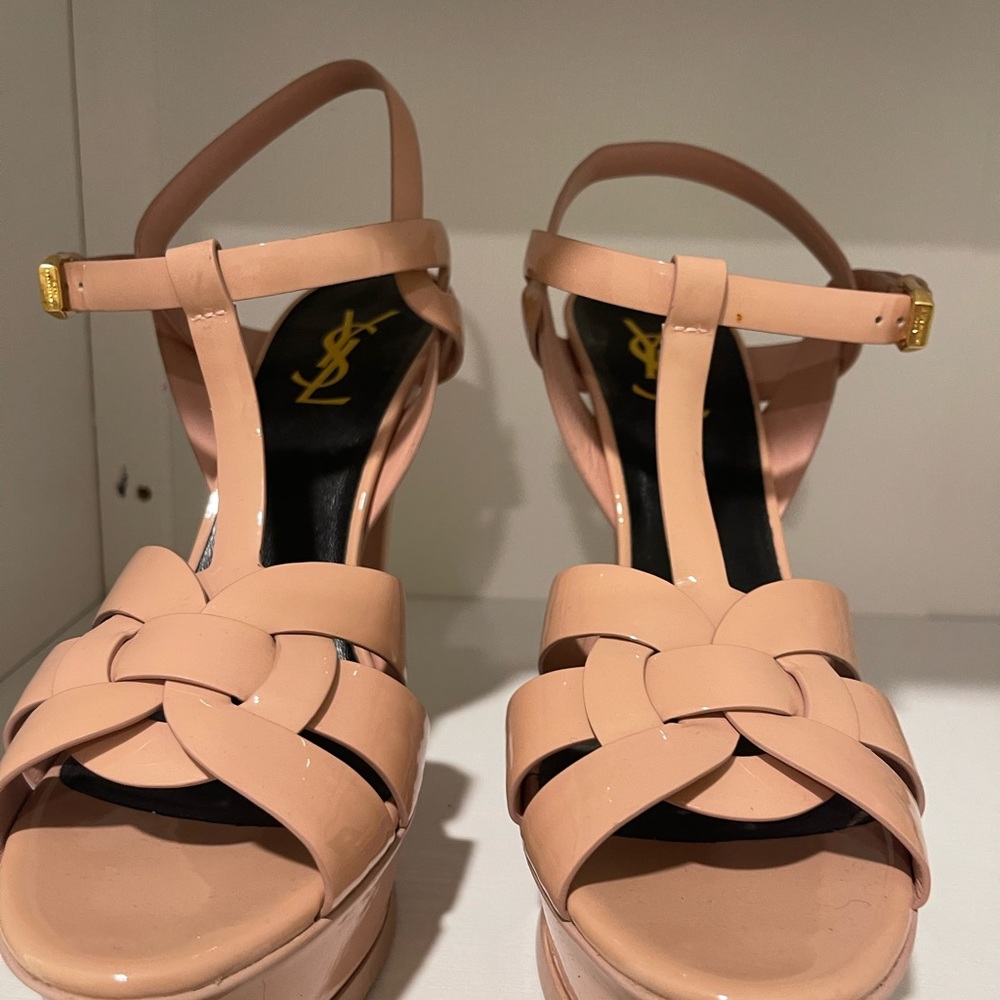 TRIBUTE PLATFORM SANDALS IN PATENT LEATHER